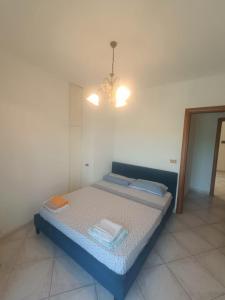 une petite chambre avec un lit dans une pièce dans l'établissement Family House, à Ripa Teatina 10 autres photos