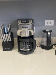 Příslušenství pro přípravu čaje a kávy v ubytování Blue Coral Villa Jamaica