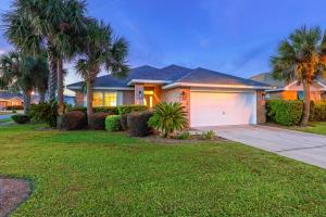 une maison avec des palmiers et un garage dans l'établissement Seashell Breeze - Only 4 mins to the beach with Arcade games and more!, à Destin