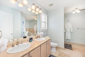 une salle de bain avec deux lavabos et un WC dans l'établissement Seashell Breeze - Only 4 mins to the beach with Arcade games and more!, à Destin 38 autres photos