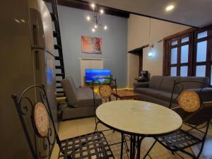 Μια τηλεόραση ή/και κέντρο ψυχαγωγίας στο loft 2 blocks from the cathedral +3 φωτογραφίες