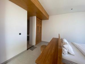 Katil atau katil-katil dalam bilik di Modern Villa Cemagi +59 gambar