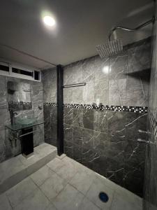 Ένα μπάνιο στο loft 2 blocks from the cathedral