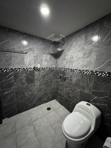 Ένα μπάνιο στο loft 2 blocks from the cathedral