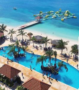 Bazén v ubytování Blue Coral Villa Jamaica nebo v jeho okolí