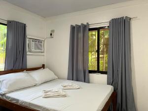 En eller flere senge i et værelse på 2BR spacious 600mbps 4 minutes walk to the beach