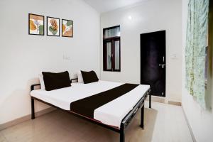 斋浦尔HOTEL O HOLIDAYS INN的黑白间里的一张床位