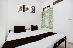 斋浦尔HOTEL O HOLIDAYS INN的白色卧室设有一张大白色床和窗户 更多21张照片