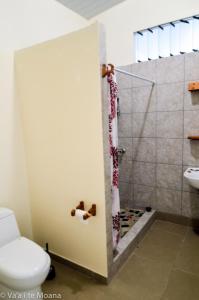 A bathroom at Va'a i te Moana