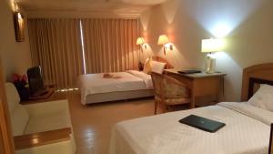 Cama o camas de una habitación en Berkeley Business Hotel Zhongzheng