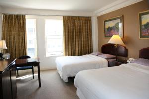 伯克利的住宿－納什酒店，酒店客房设有两张床、一张书桌和一个窗户。