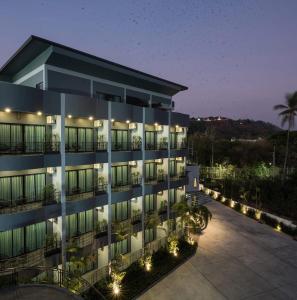 Außenansicht eines Gebäudes bei Nacht in der Unterkunft Little Loft Hotel in Phuket