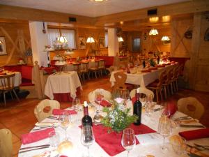 A restaurant or other place to eat at Hotel Stella Alpina