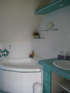 Un baño con bañera blanca y lavabo. en Country and Town, en Unterhaching