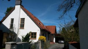 una casa blanca con techo rojo en Country and Town, en Unterhaching