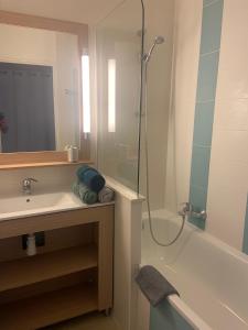 Ένα μπάνιο στο Appartement 1 chambre et double balcon