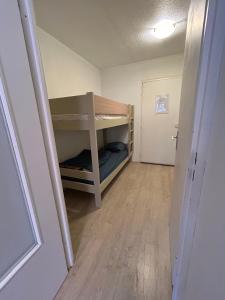 Ένα ή περισσότερα κρεβάτια σε δωμάτιο στο Appartement 1 chambre et double balcon