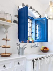 Kuchyň nebo kuchyňský kout v ubytování AFOURA HOUSES by K&K + 37 fotografií