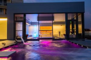 una piscina coperta con illuminazione viola in una casa di Hotel Abano Astoria ad Abano Terme