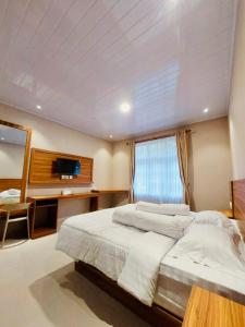 Giường trong phòng chung tại Sinok Homestay Parapat