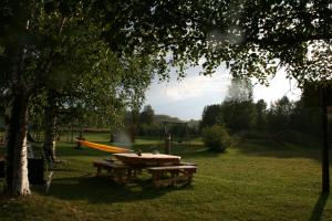 una mesa de picnic en un parque con parque infantil en Gamla Skolan Bed And Breakfast, en Gubbhögen