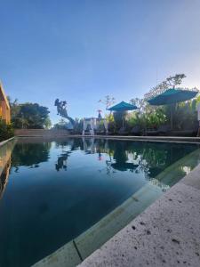 ウブドにあるGB Villa Ubudの家の前のプール