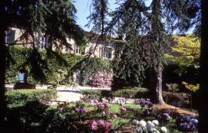 ein Garten mit Blumen vor einem Gebäude in der Unterkunft Villa Malacari in Offagna