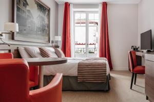 TV a/nebo společenská místnost v ubytování Hotel-Café du Trinquet