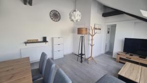 TV a/nebo společenská místnost v ubytování Le Belvédère - Hypercentre + 3 fotografie