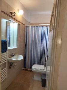 Ένα μπάνιο στο Appartement Near Beach & Center