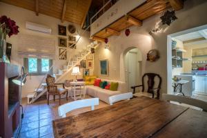 una sala de estar con una gran mesa de madera y sillas en Adrieli Houses en Ágios Nikólaos