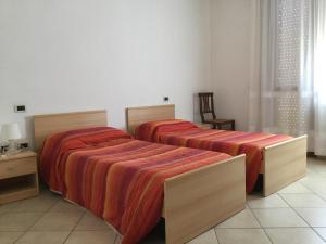 2 nebeneinander sitzende Betten in einem Schlafzimmer in der Unterkunft Albergo Adige in Boara Pisani