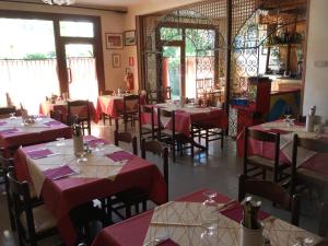 A restaurant or other place to eat at Albergo Adige