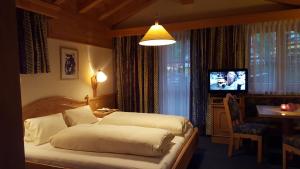 TV a/nebo společenská místnost v ubytování Hotel Camona & Apart Walserhof