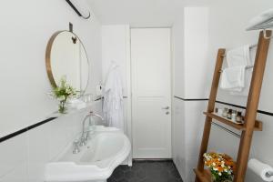 Koupelna v ubytování Lily & Bloom Boutique Hotel