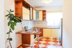 una pequeña cocina con mesa en una habitación en Villa Ana en Split