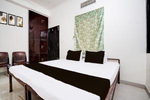 斋浦尔HOTEL O HOLIDAYS INN的一间带大床的卧室，带窗户