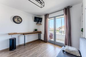Μια τηλεόραση ή/και κέντρο ψυχαγωγίας στο Bel Appartement en Résidence