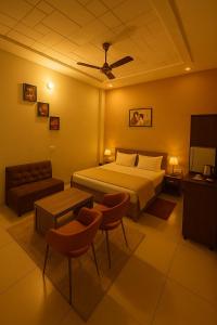 Postel nebo postele na pokoji v ubytování Hotel Golden Aura