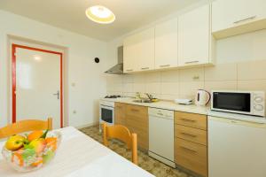 Kuchyňa alebo kuchynka v ubytovaní Anika Apartment