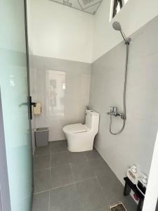 a bathroom with a toilet and a shower at BÌNH MINH homestay - Vĩnh hy in Vĩnh Hy