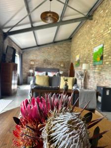 格拉鲍Apple Cottage的房间里的桌子上花瓶