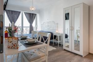 - une salle à manger et un salon avec une table et des chaises dans l'établissement Apartment Noa - self check in, à Split