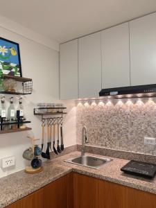 Kuchyň nebo kuchyňský kout v ubytování Condo Staycation in Pasig - La Velana Hometel