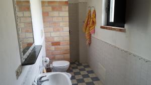 een badkamer met een wit toilet en een wastafel bij Rio Rosa in Bova Marina +33 foto's