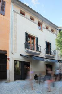 un edificio con una mesa y sillas delante de él en Brick Palma - Turismo de Interior en Palma de Mallorca