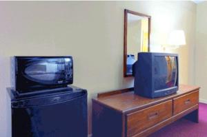 TV a/nebo společenská místnost v ubytování Americas Best Value Inn & Suites Greenville