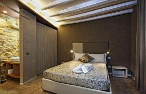 Postel nebo postele na pokoji v ubytování Notti O' Tunn Luxury Rooms in centro