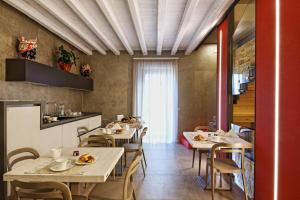 A kitchen or kitchenette at Notti O' Tunn Luxury Rooms in centro