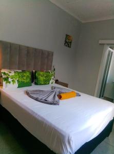 Ένα ή περισσότερα κρεβάτια σε δωμάτιο στο Neo & Ruks Rooms Parow 5 +23 φωτογραφίες